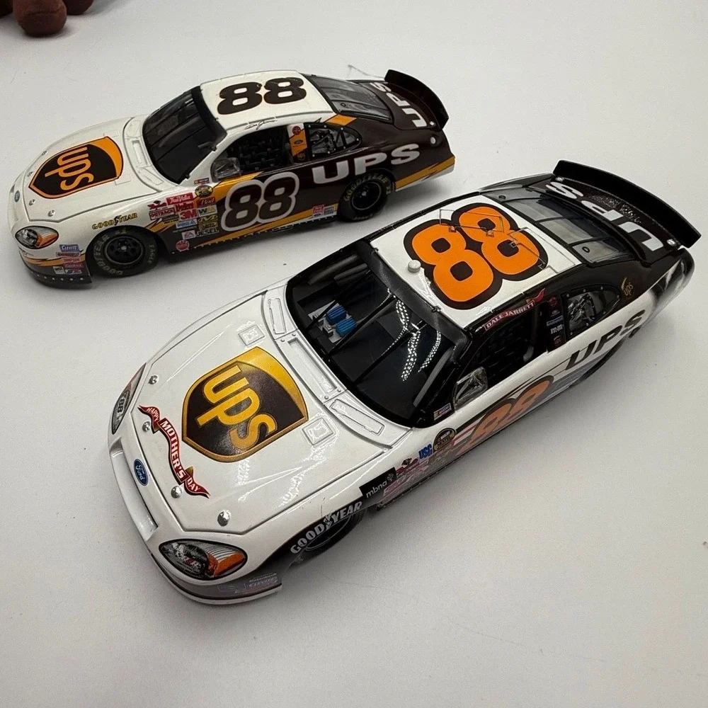 Dale Jarrett 88 UPS Ford Taurus 1:24 Diecast Set 2004‎ Mother's Day & Nextel Cup